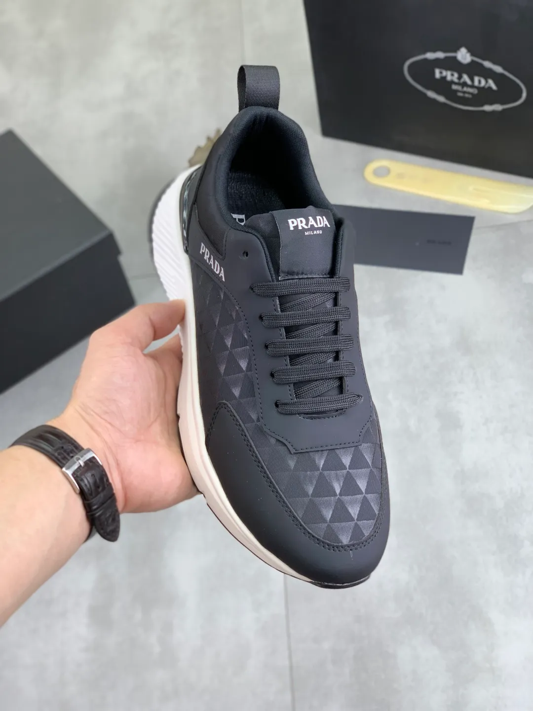 Men's shoes 💰P460💰 [New style] The official website classic popular model is on the market, and it will never go out of style for a century. 🆘 The trendy brand (Prada) mainly promotes popular models, avant-garde and versatile fashionable men's shoes private version molding, cowhide surface splicing 1:1 oil edge treatment... fashionable and simple, original imported cowhide and lining cowhide feet; the atmosphere and personality are more fashionable, eye-catching and pursuing class. It will subvert the old idea and be a must-have for fashion trendsetters with you! Must keep it for yourself! High-end comfort, high-end quality workmanship. Code number: 38-44 (45 customized) 2️⃣ colors available. full package